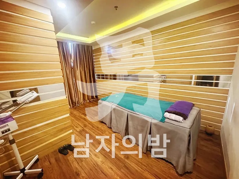 다낭 청룡열차 마사지 침대와 정돈된 침구