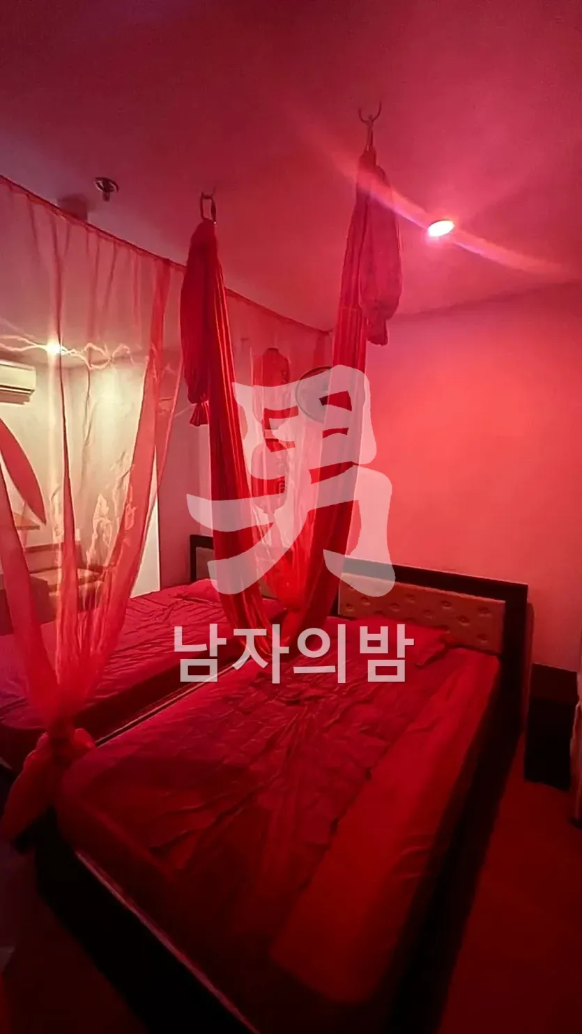 다낭 빨간그네 로맨틱한 조명의 실내