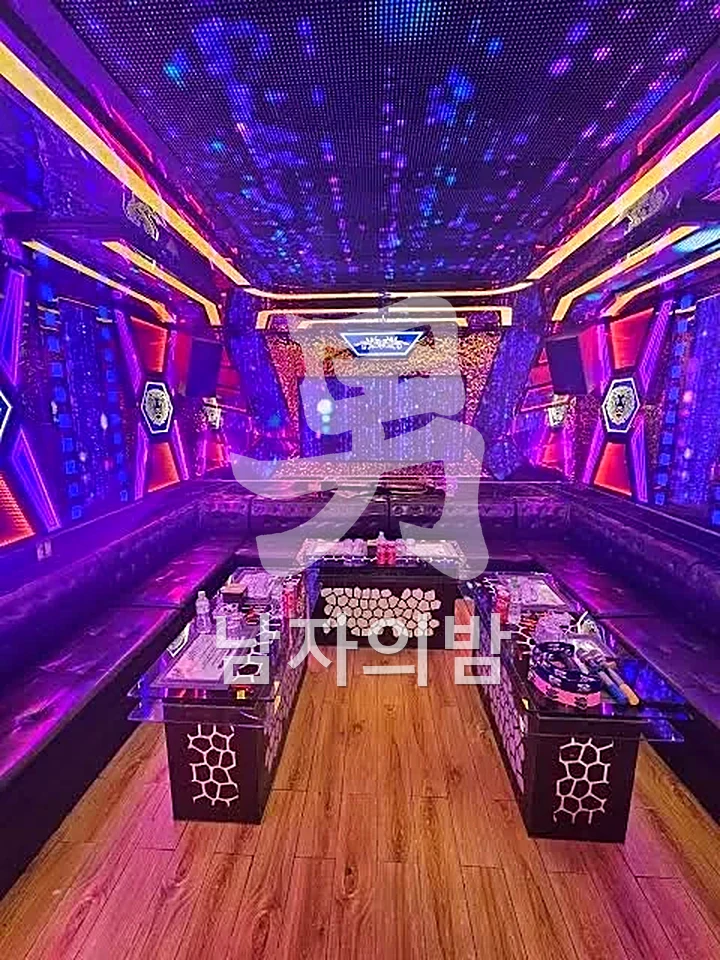 다낭 벤츠 가라오케 넓은 룸 전경