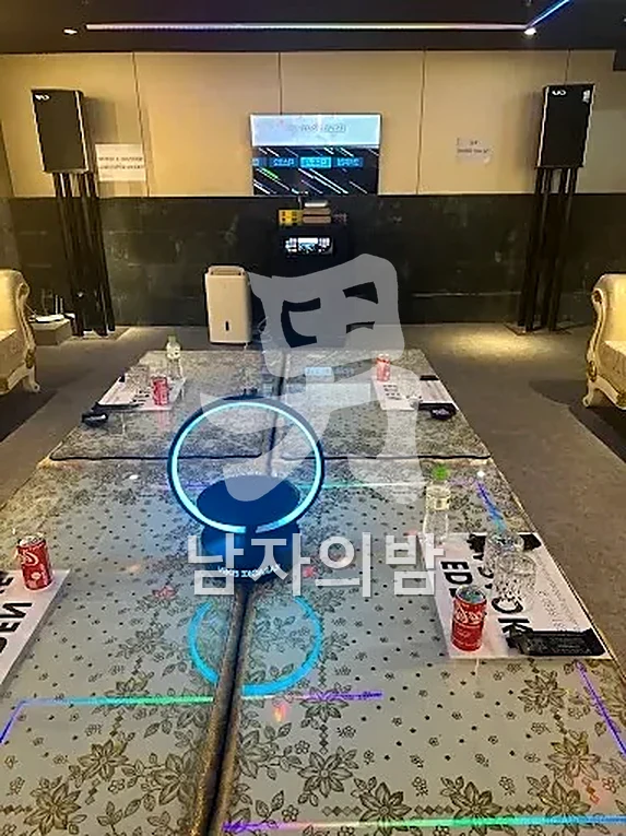 다낭 에덴 가라오케 고급스러운 복도와 룸 입구
