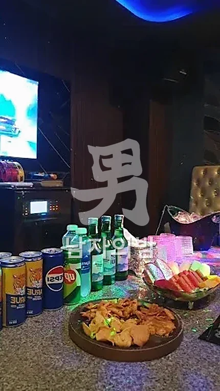 다낭 넘버원 가라오케 룸 전체 분위기