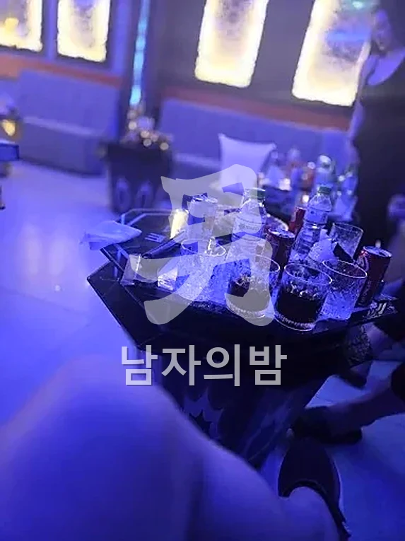 다낭 업타운 가라오케 주류 세트가 차려진 테이블