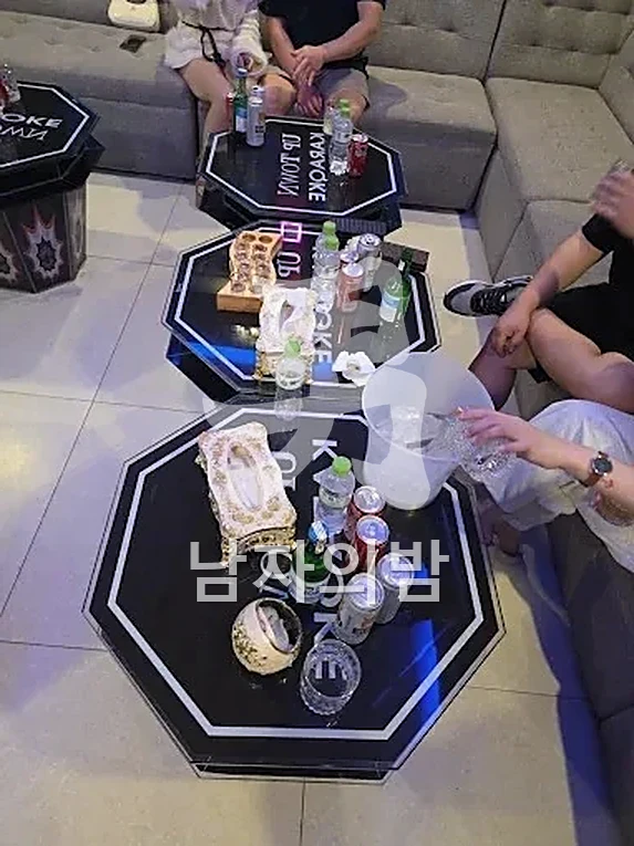 다낭 업타운 가라오케 대형 스크린과 음향 시설