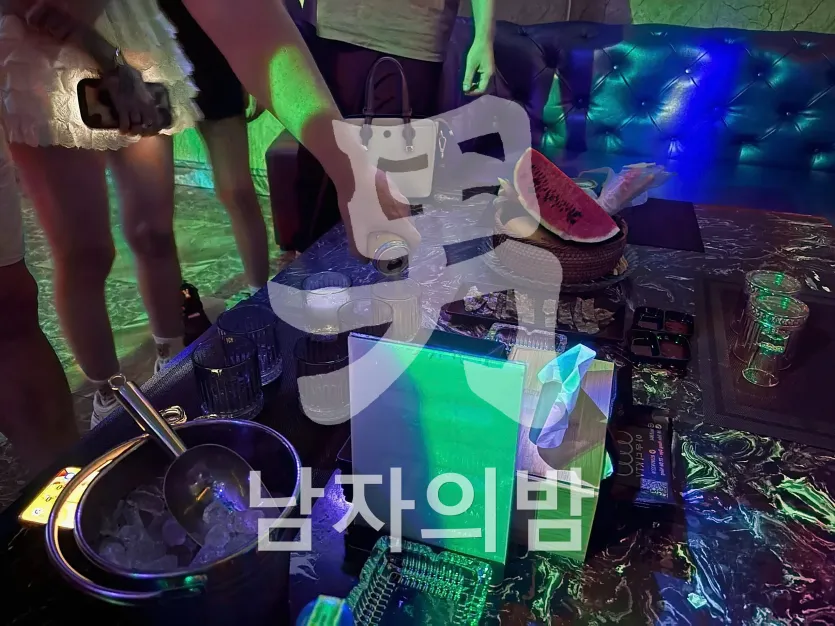다낭 아우디 가라오케 소파와 정갈한 세팅