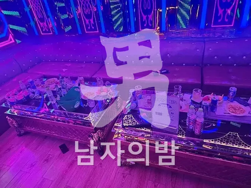 다낭 벤츠 가라오케 룸 무드와 응대 공간