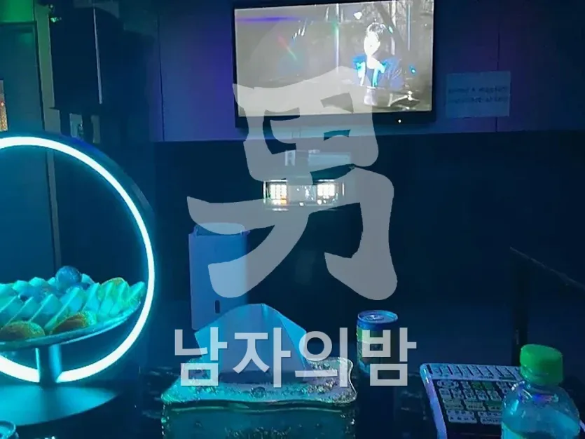 다낭 에덴 가라오케 고급 소파와 넓은 테이블