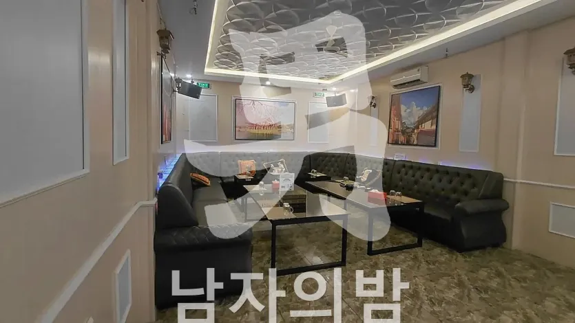 다낭 준코 가라오케 정갈한 입구와 안내 공간