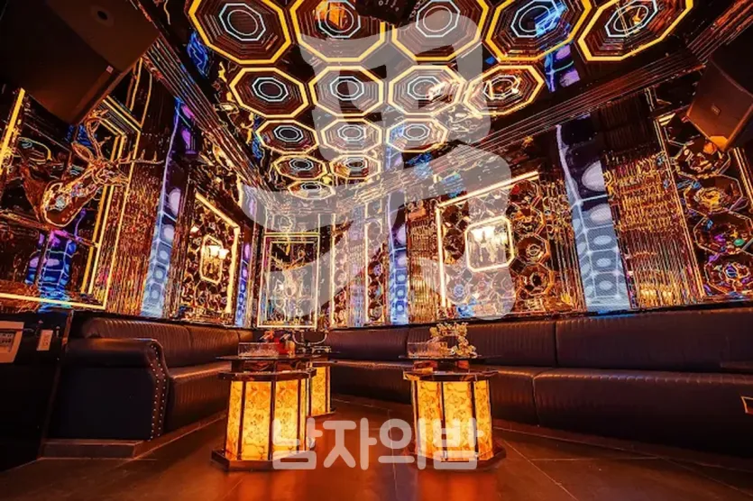 다낭 라스베가스 가라오케 금색 육각 조명 천장과 가죽 소파 룸