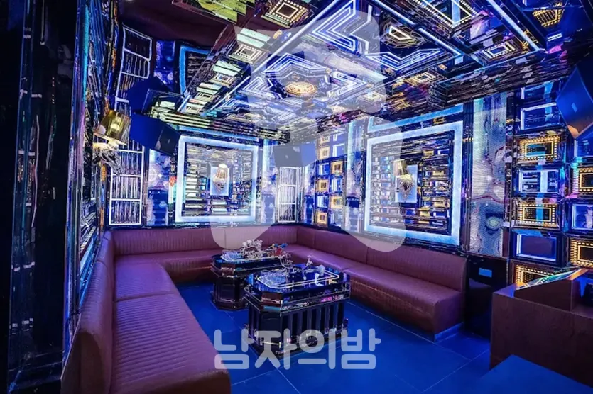 다낭 라스베가스 가라오케 LED 패널 벽면과 붉은 소파 룸