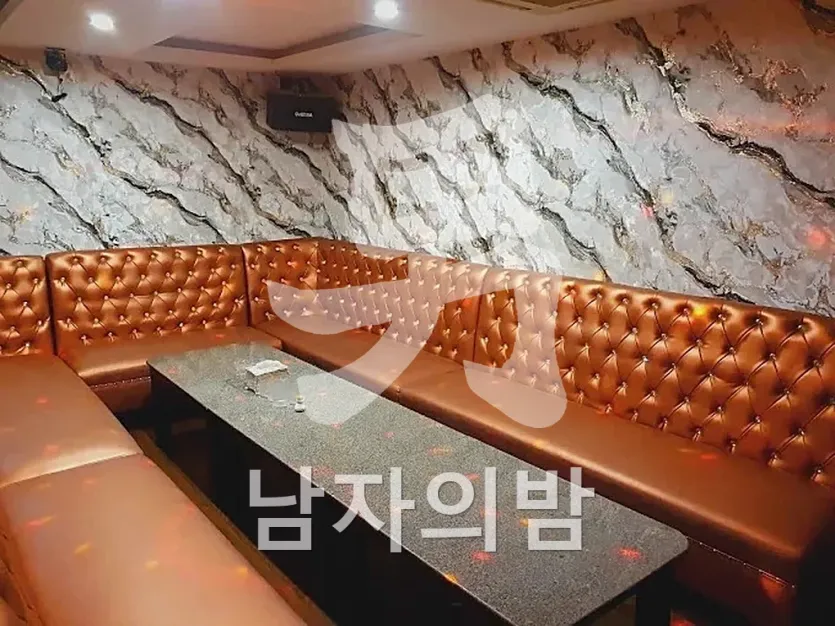 다낭 넘버원 가라오케 룸 소파와 테이블