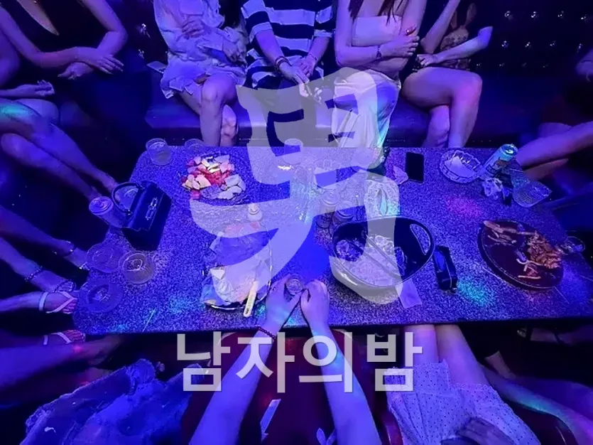 다낭 넘버원 가라오케 룸 무드 조명 전경