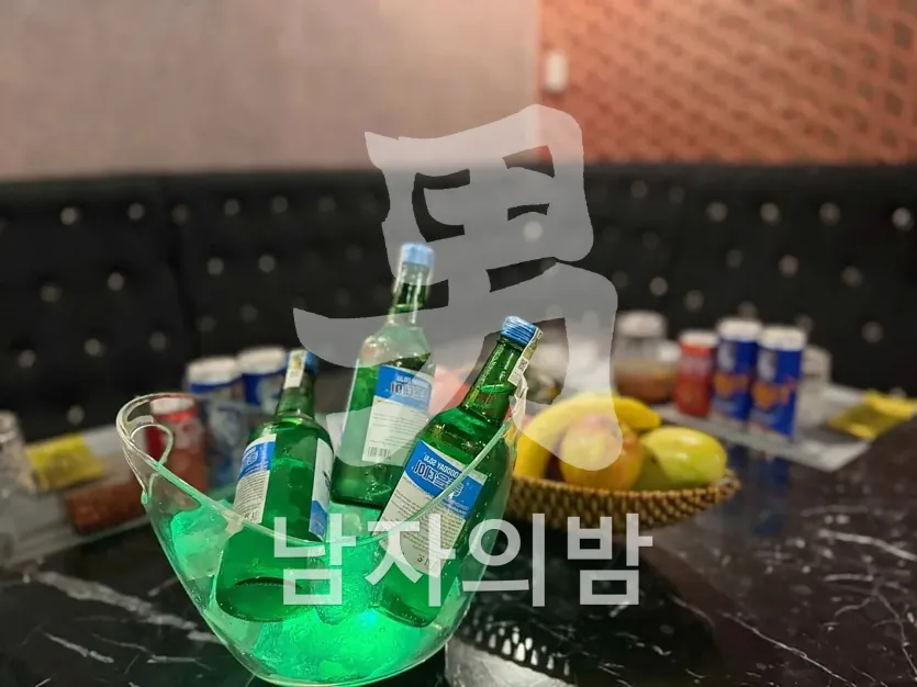 다낭 원오페라 가라오케 고급 가죽 소파가 놓인 룸