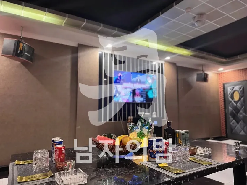 다낭 원오페라 가라오케 은은한 조명의 룸 분위기