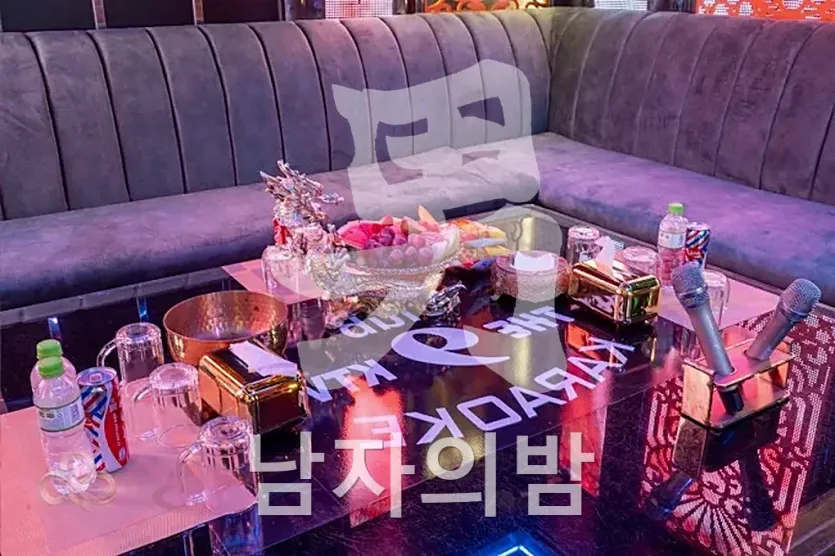 다낭 더나인 가라오케 룸 전체 분위기