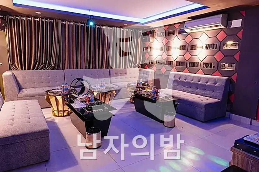 다낭 업타운 가라오케 세련된 룸 내부 전경