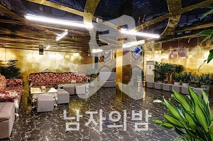 다낭 업타운 가라오케 넉넉한 소파가 놓인 룸