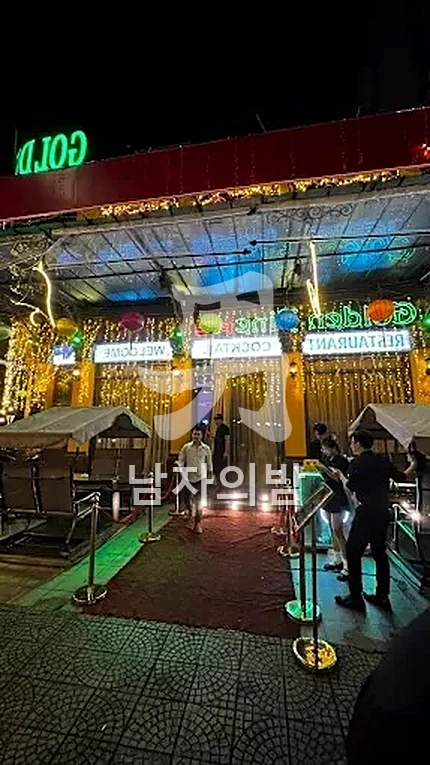 다낭 골든파인 클럽 메인 플로어와 DJ 부스 전경