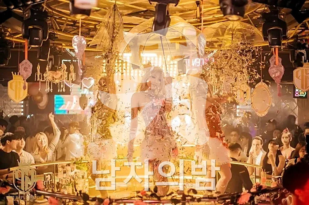 다양한 프리미엄 주류가 진열된 골든파인 보틀 셀렉션