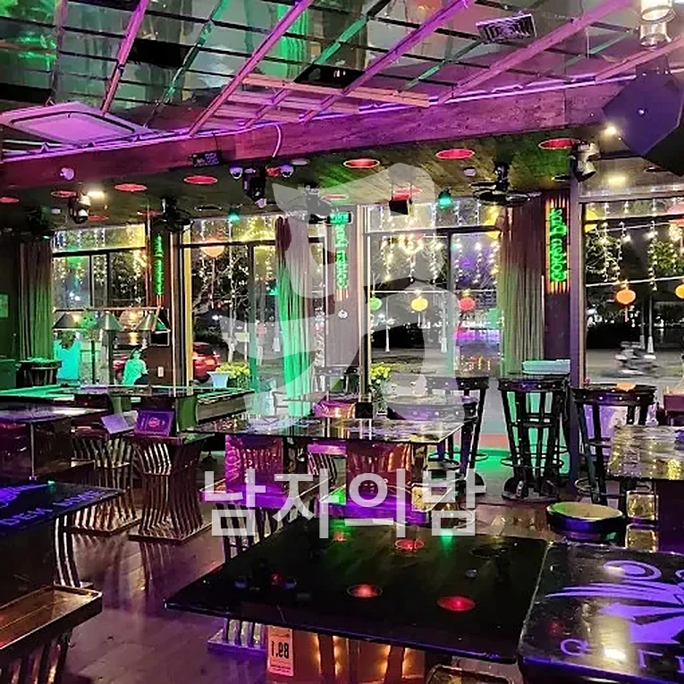 테이블 위에 세팅된 샴페인과 과일 안주 클로즈업