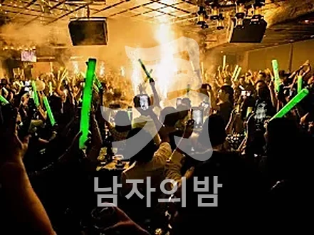 DJ 사운드에 맞춰 즐기는 골든파인 플로어 앞 프리미엄 테이블