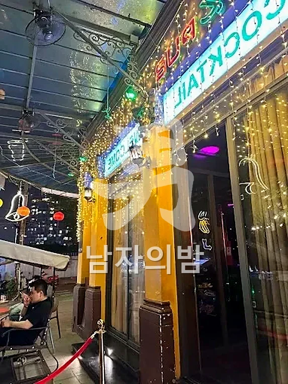 일행이 함께 건배하는 골든파인 클럽 테이블 분위기