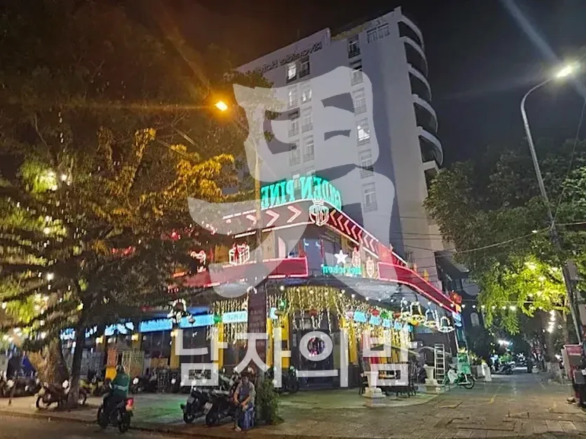 보틀 콤보와 스파클러가 세팅된 골든파인 테이블 장면