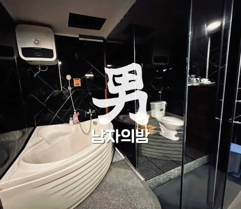코너 욕조와 유리 샤워부스가 있는 룸