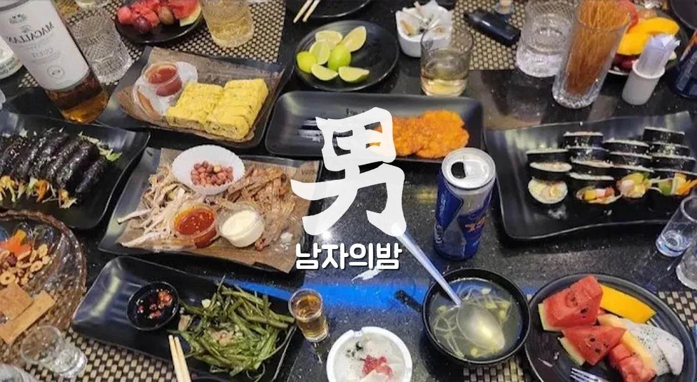 호치민 두바이 가라오케 깊은 색감의 좌석과 테이블