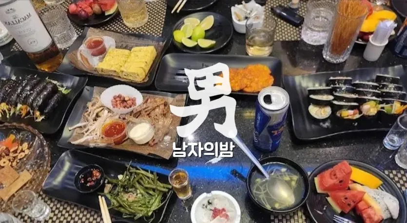 호치민 두바이 가라오케 깊은 색감의 좌석과 테이블