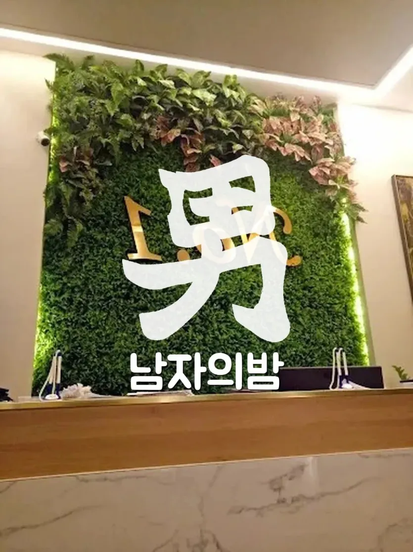 호치민 넘버원 가라오케 대형 룸의 넓은 소파와 무대 공간