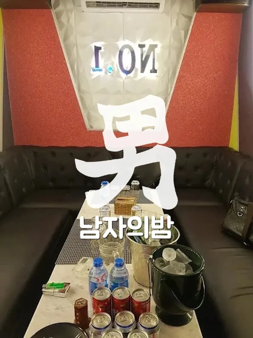 호치민 넘버원 가라오케 테이블에 세팅된 주류 세트와 안주