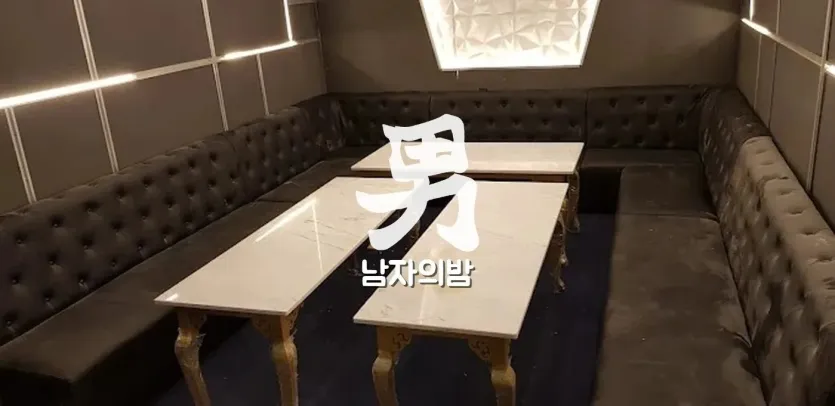 호치민 넘버원 가라오케 입구 로비와 안내 데스크