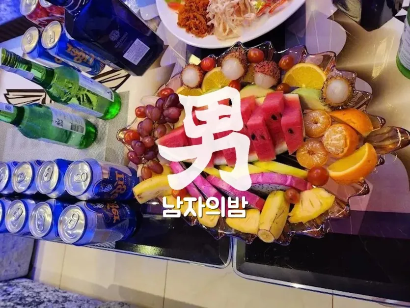 호치민 오디세이 가라오케 천장 컬러 조명과 대형 화면