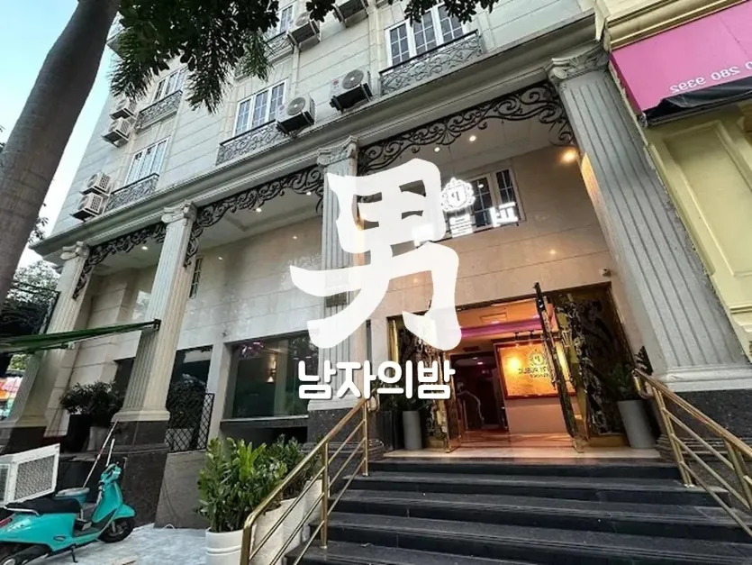 호치민 퍼블릭 가라오케 테이블 세팅과 양주 구성