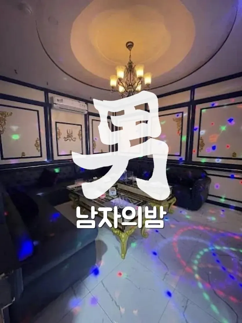 호치민 더원 가라오케 노래 화면과 마이크가 준비된 룸 전경