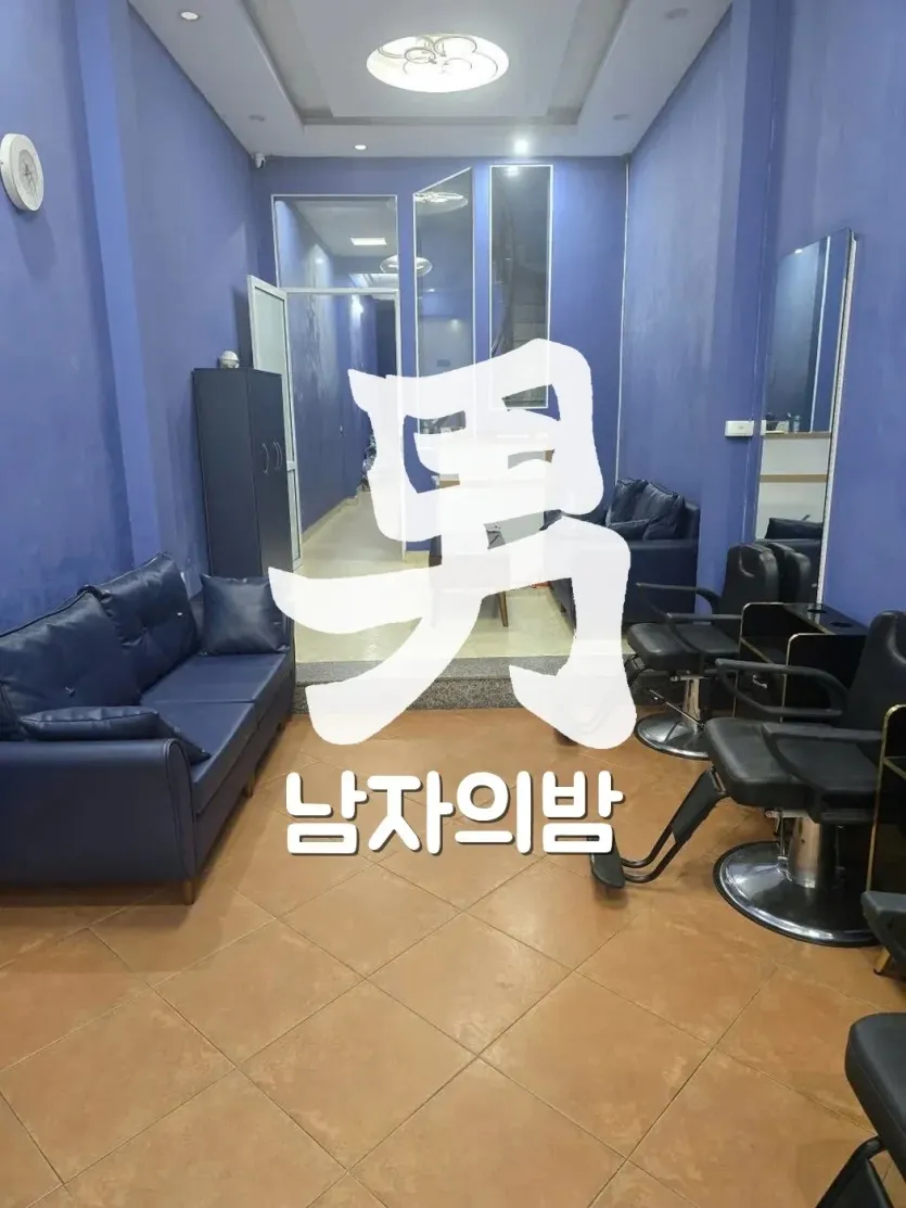 하노이 소라 마사지 베드가 놓인 프라이빗 룸 내부