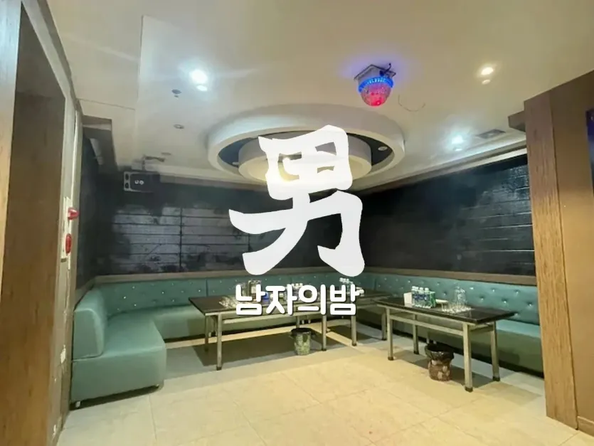 하노이 박카스 가라오케 넓은 소파가 배치된 룸 인테리어