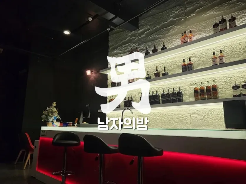 하노이 레드 가라오케 소맥 과일과 기본 안주가 차려진 테이블 세팅