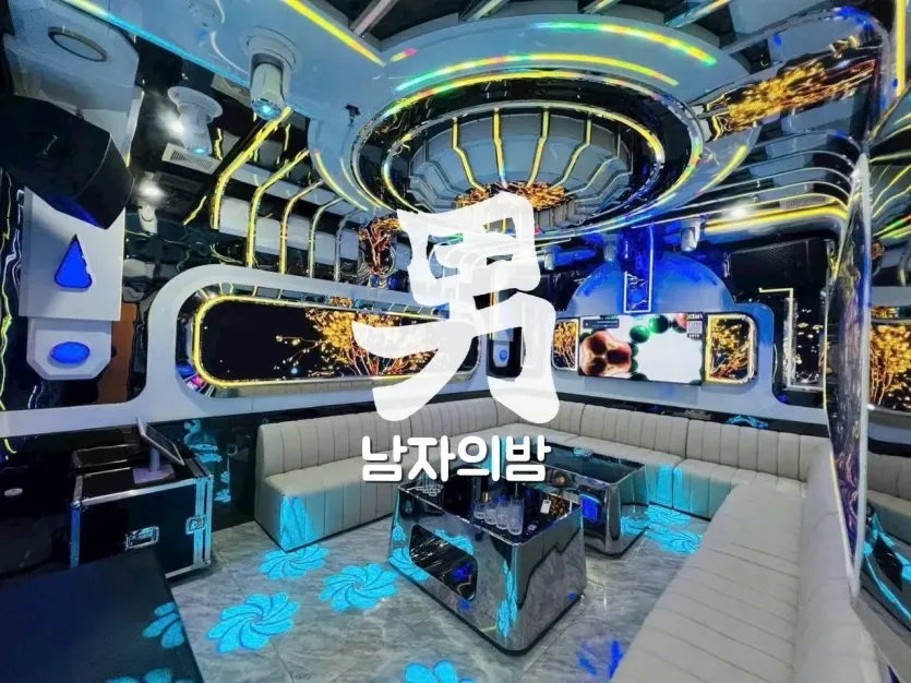 하노이 SKTV 가라오케 흰 소파와 미러 테이블의 룸