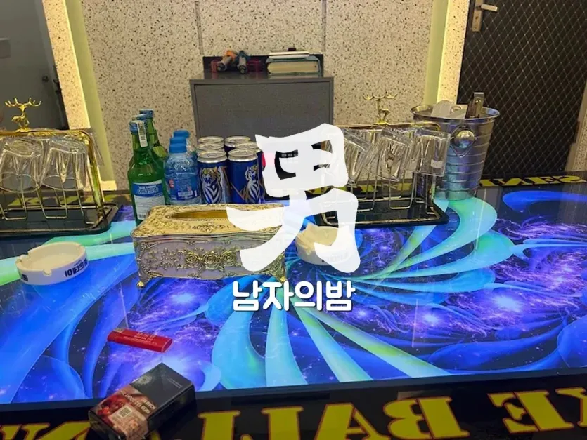 하노이 발렌타인 가라오케 소파가 넓게 배치된 룸 인테리어