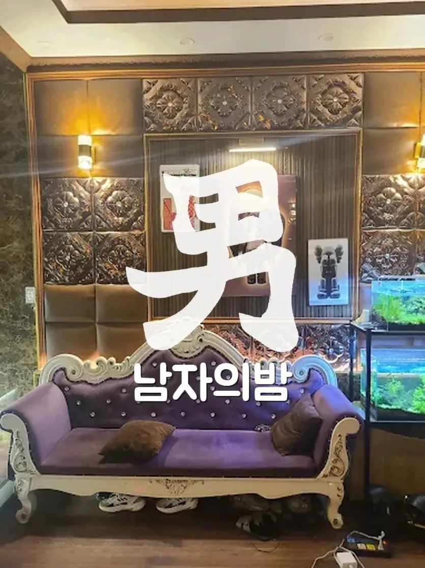 하노이 비너스 가라오케 노래 화면과 마이크가 놓인 룸
