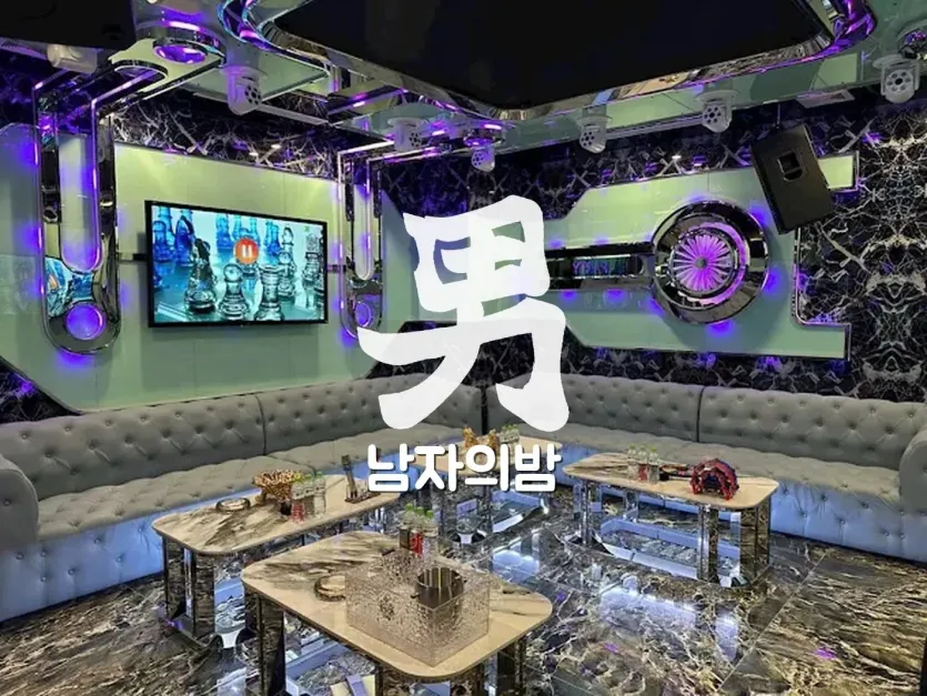 하노이 브이팝 가라오케 화면과 마이크가 놓인 노래 공간