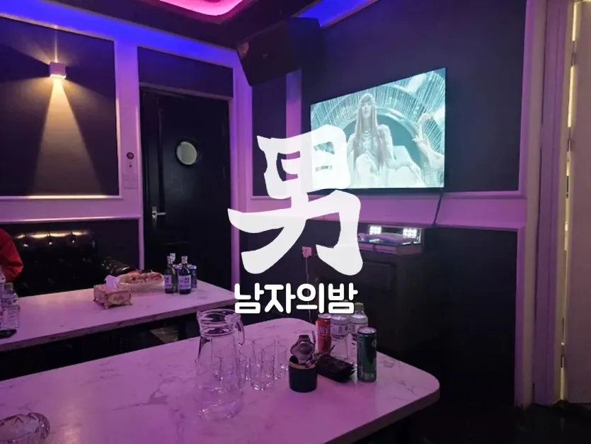 하노이 VVS 가라오케 넓은 소파와 대형 화면이 놓인 룸 내부