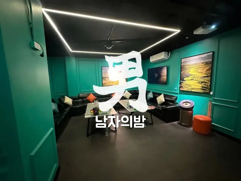 하노이 VVS 가라오케 무대 조명이 들어온 룸 내부 전경