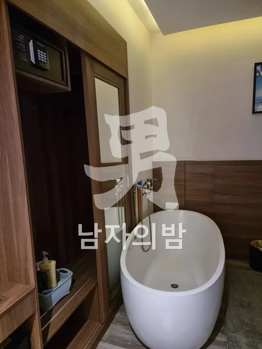 나트랑 클라우드나인 스파 룸 전경과 창가 좌석