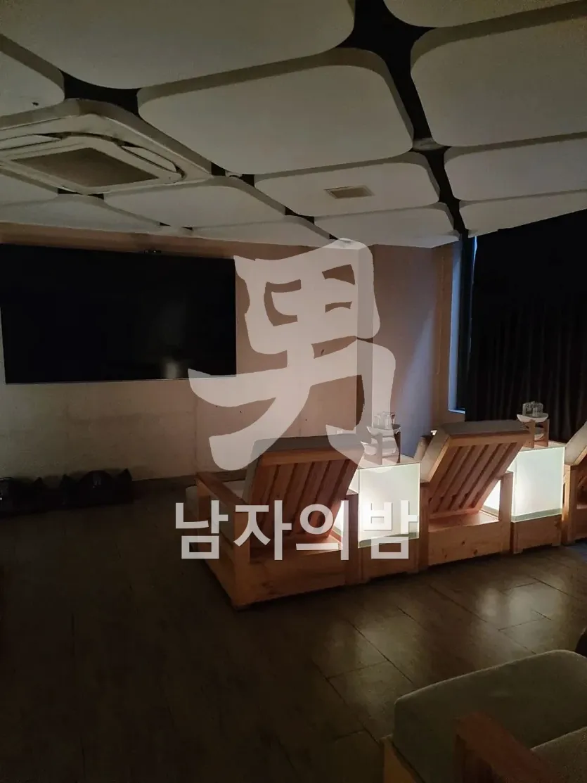 나트랑 화다 마사지 룸 내부 조명과 베드