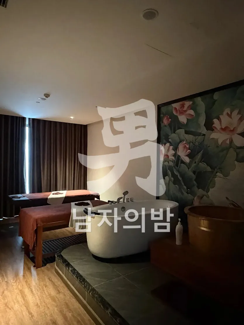 나트랑 황제 스파 라운지 좌석과 창밖 야경