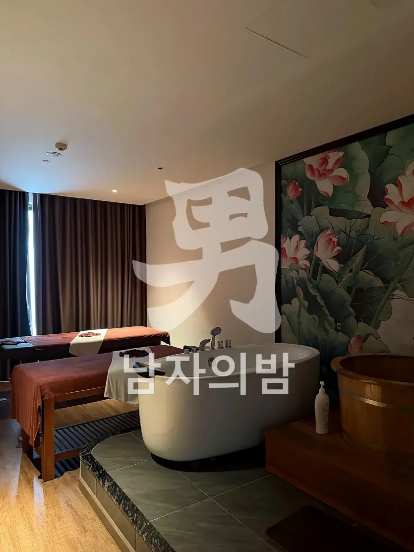 나트랑 황제 스파 30층 창가 조망과 휴식 공간