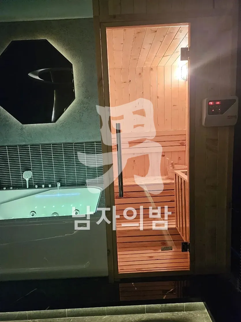 나트랑 나우 스파 개별 마사지 룸 침대와 조명