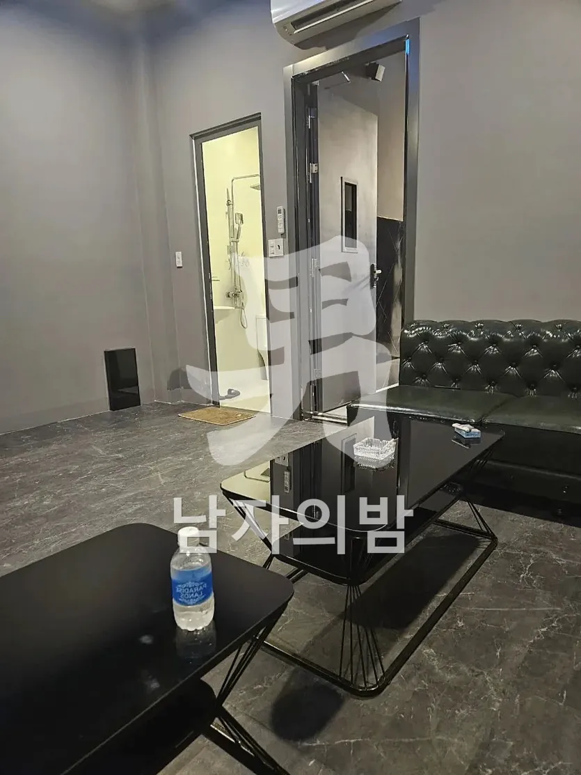 나트랑 나우 스파 샤워실과 습식 사우나 느낌의 공간